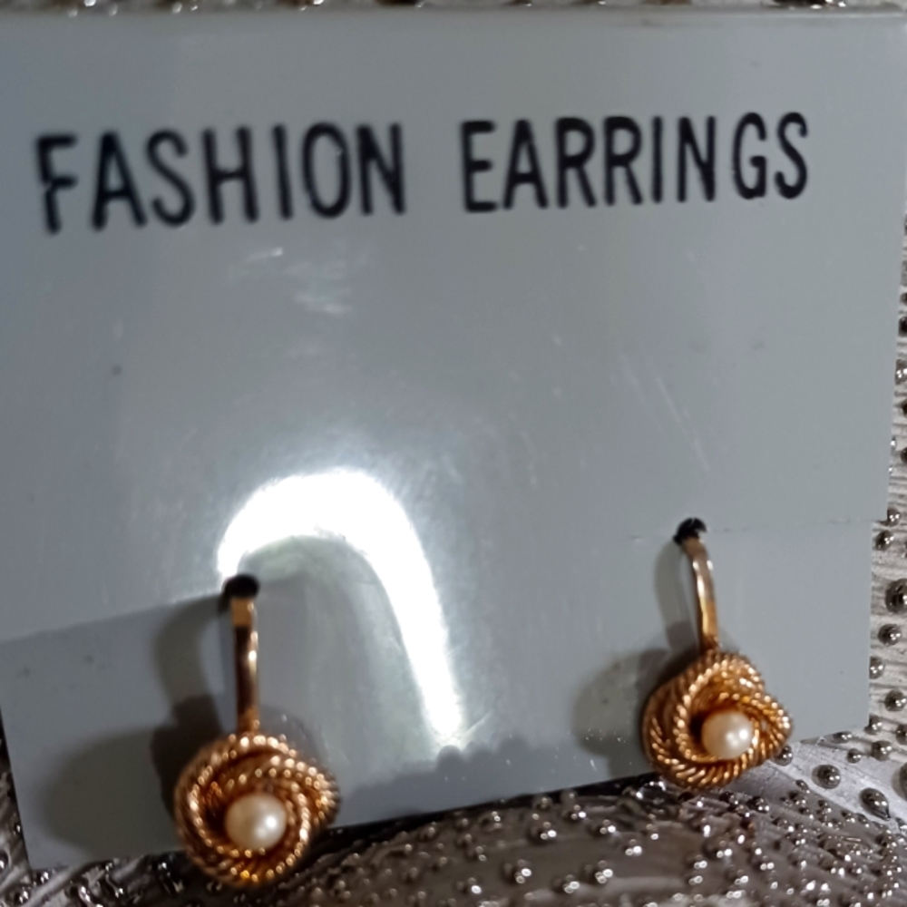 White Pearl Bead Clip on Earrings Gold Tone Ventage